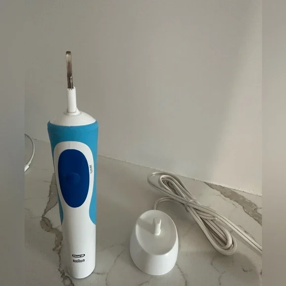 Braun Oral B Battery Operated Toothbrush - Picture 2 of 5